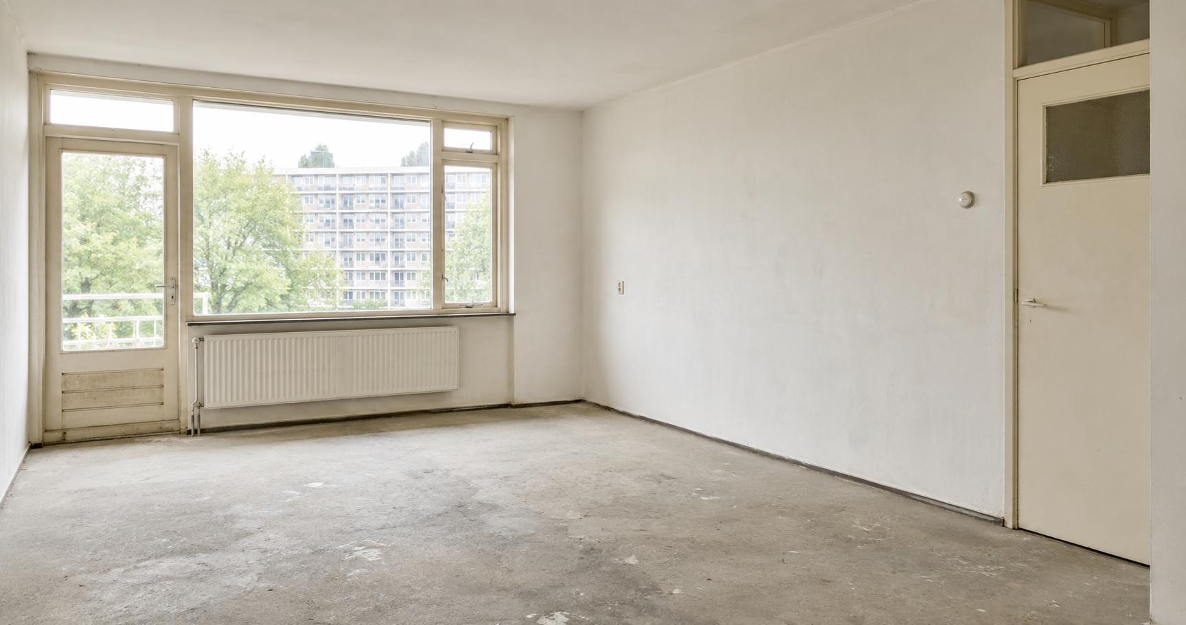 Leeg en bezemschoon opgeleverde flatwoning na een professionele woningontruiming door STUFFVIA.