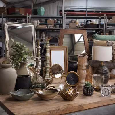 Gebruikte woonaccessoires zoals vazen, spiegels, lampen, klokken, kandelaars en decoratie in de categorie Woonaccessoires van STUFFVIA Outlet. Online verkrijgbaar of af te halen op afspraak.
